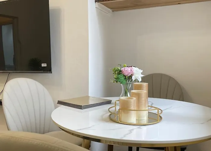 Holiday home Workers - Free Parking Manchester