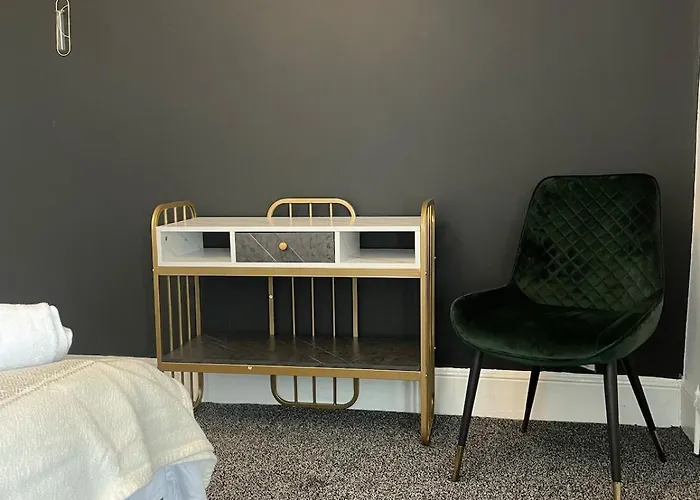 Holiday home Workers - Free Parking Manchester