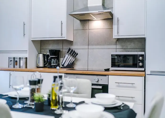 New Large 4 Bedroom House, Sleeps 9, Games Room, Free Parking, Ps4 Ferienhaus