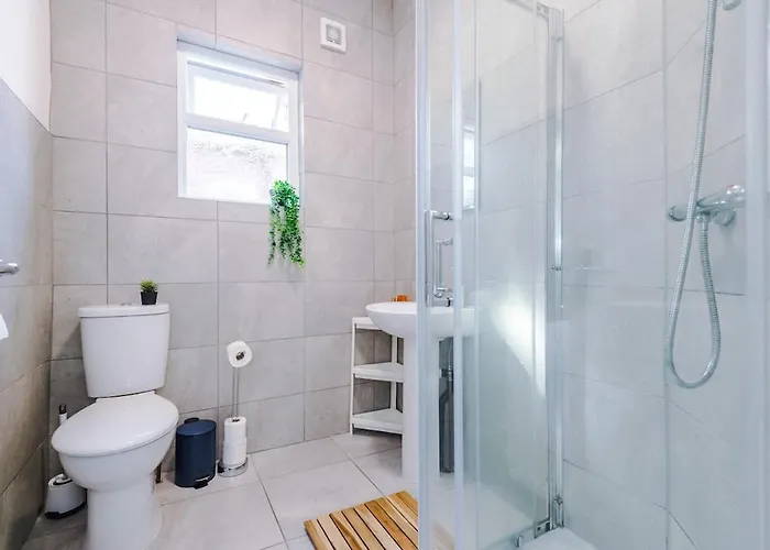 New Large 4 Bedroom House, Sleeps 9, Games Room, Free Parking, Ps4 Ferienhaus *