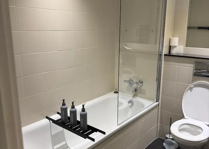 Numberone - Pink - Mediacityuk * Манчестер