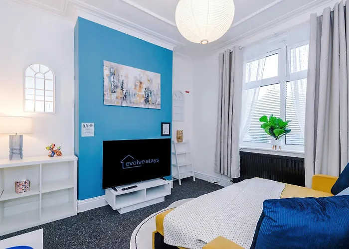 Stunning 3bedroom Home, Game Room, Free Parking, Fully Stocked, Sleeps 8