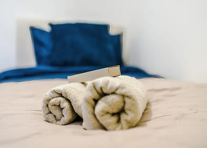 Stunning 3bedroom Home, Game Room, Free Parking, Fully Stocked, Sleeps 8