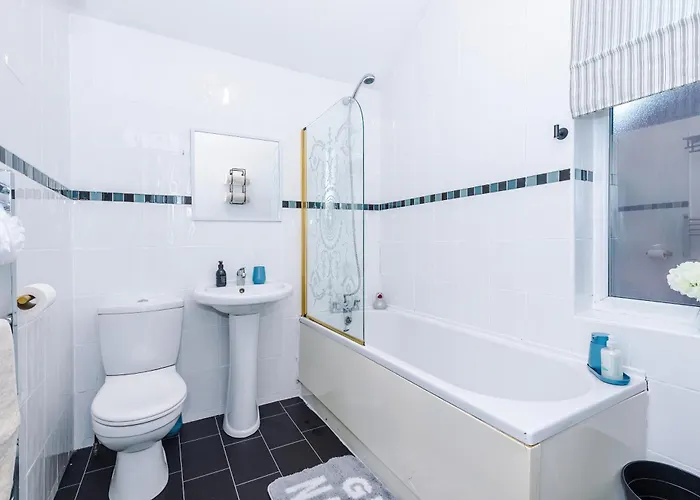 Stunning 3bedroom Home, Game Room, Free Parking, Fully Stocked, Sleeps 8 Apartamento