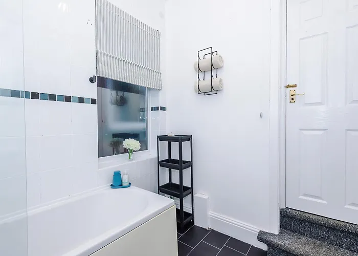 Stunning 3bedroom Home, Game Room, Free Parking, Fully Stocked, Sleeps 8 *