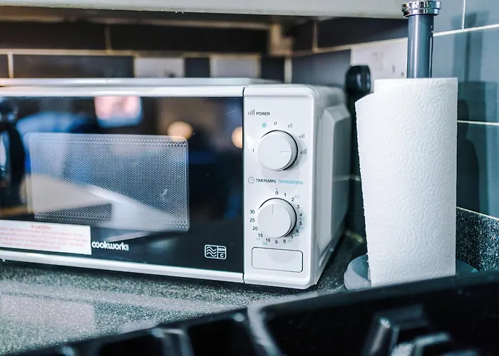 Huge 5 Bedroom Townhouse In Salford, Free Parking, Sleeps Up To 11 Guests * Manchester