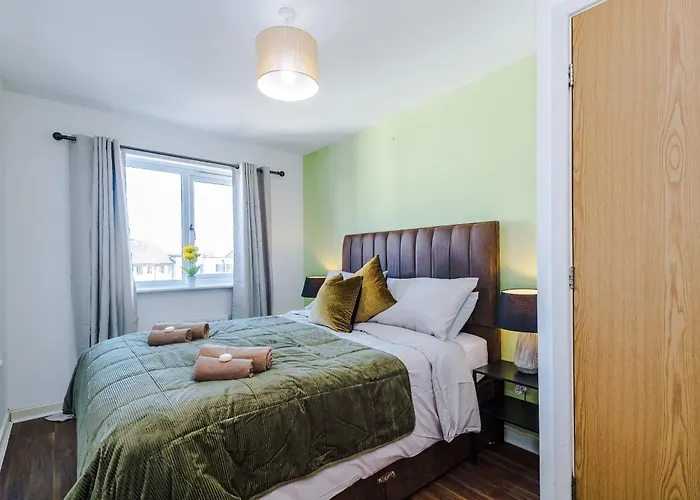 Huge 5 Bedroom Townhouse In Salford, Free Parking, Sleeps Up To 11 Guests * Manchester