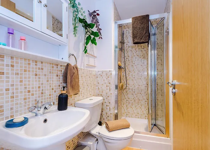 Huge 5 Bedroom Townhouse In Salford, Free Parking, Sleeps Up To 11 Guests Manchester