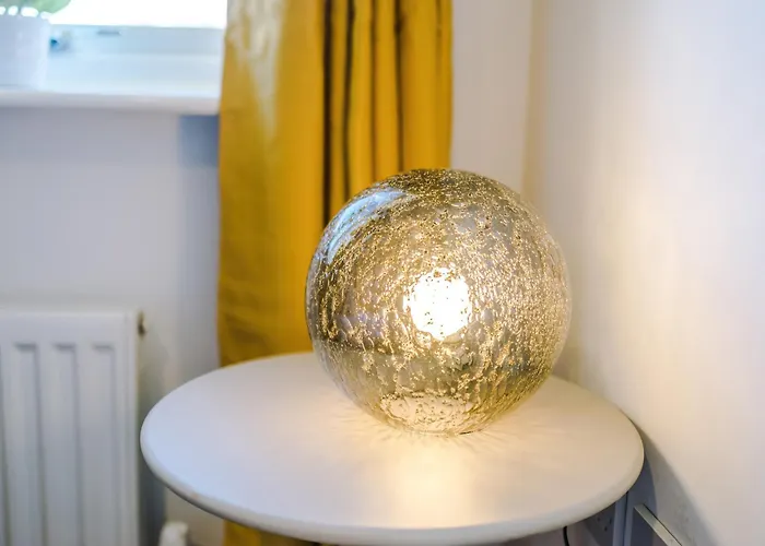 Huge 5 Bedroom Townhouse In Salford, Free Parking, Sleeps Up To 11 Guests