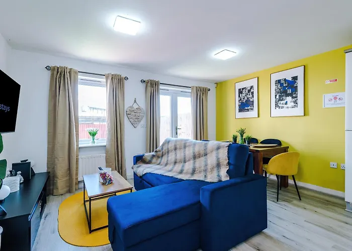 Huge 5 Bedroom Townhouse In Salford, Free Parking, Sleeps Up To 11 Guests