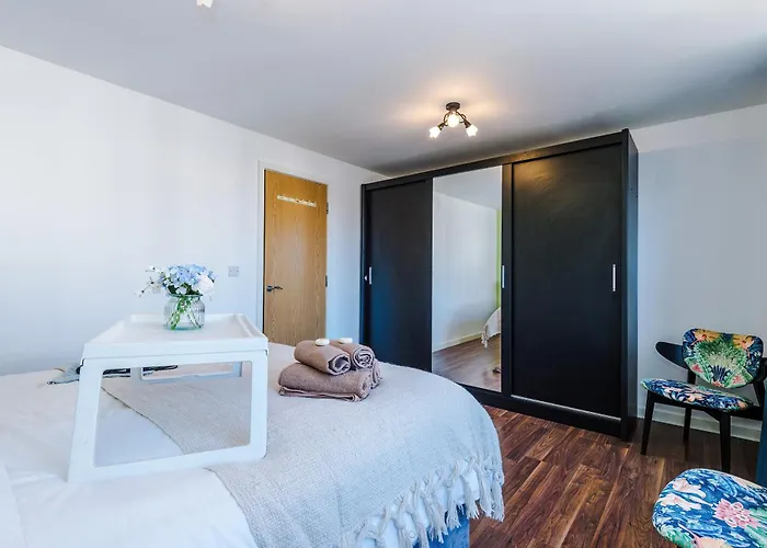 Lejlighed Huge 5 Bedroom Townhouse In Salford, Free Parking, Sleeps Up To 11 Guests