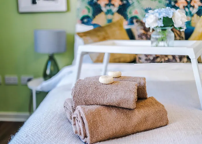 Huge 5 Bedroom Townhouse In Salford, Free Parking, Sleeps Up To 11 Guests Manchester