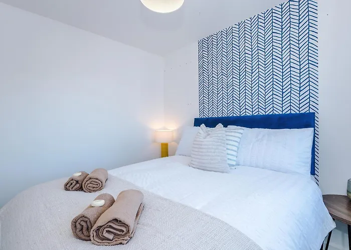 Huge 5 Bedroom Townhouse In Salford, Free Parking, Sleeps Up To 11 Guests Lejlighed *