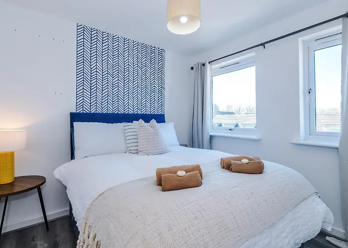 Huge 5 Bedroom Townhouse In Salford, Free Parking, Sleeps Up To 11 Guests