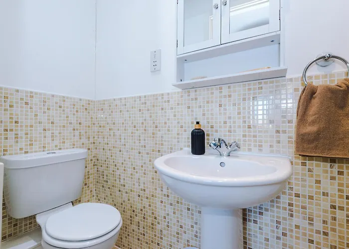 Lejlighed Huge 5 Bedroom Townhouse In Salford, Free Parking, Sleeps Up To 11 Guests *