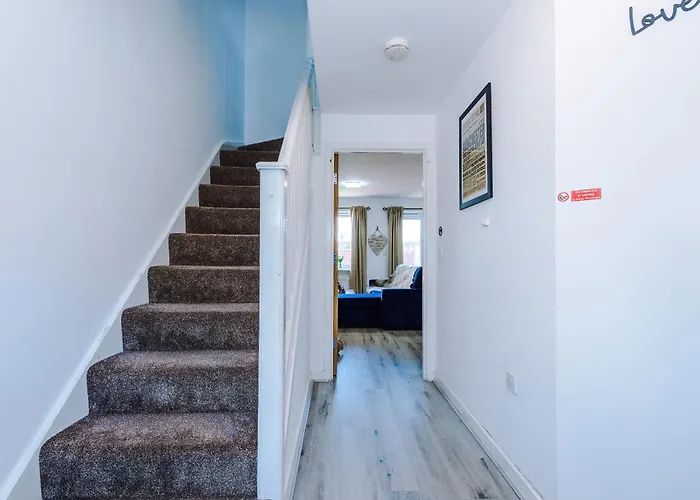 Huge 5 Bedroom Townhouse In Salford, Free Parking, Sleeps Up To 11 Guests Lejlighed