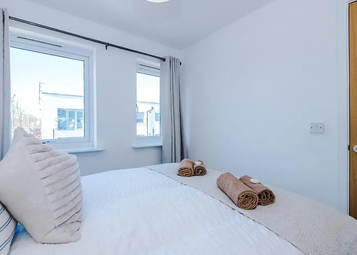 Huge 5 Bedroom Townhouse In Salford, Free Parking, Sleeps Up To 11 Guests Manchester