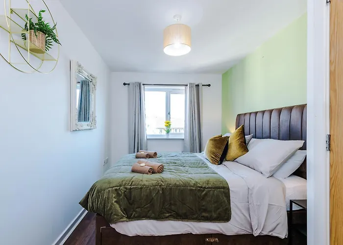 Huge 5 Bedroom Townhouse In Salford, Free Parking, Sleeps Up To 11 Guests Manchester