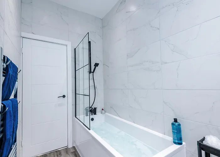 Incredible 4bedroom In Salford, Game Room, Free Parking, Smart Tv 아파트 *