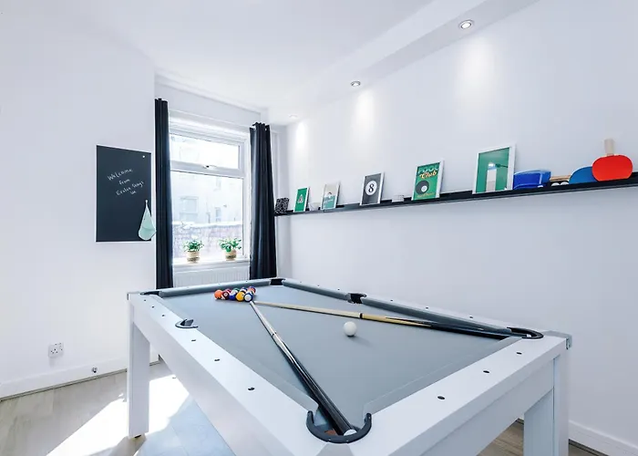 Incredible 4bedroom In Salford, Game Room, Free Parking, Smart Tv