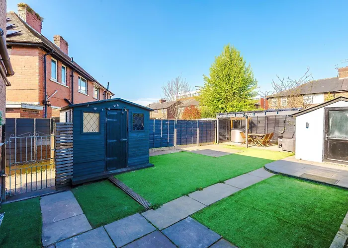 Stunning 3 Bedroom In Stretford, Game Room, Summer House, Smart Tv, Driveway Appartamento