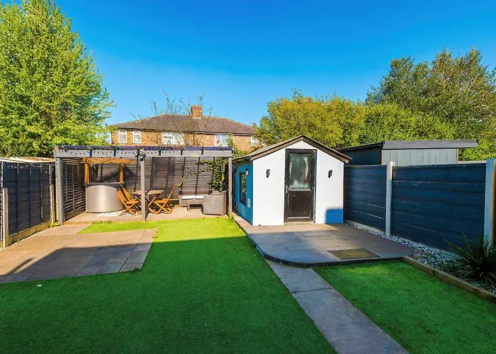 Stunning 3 Bedroom In Stretford, Game Room, Summer House, Smart Tv, Driveway *