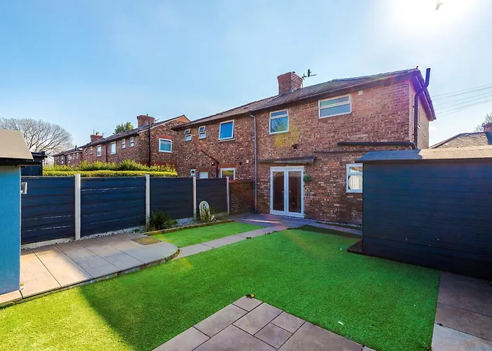Stunning 3 Bedroom In Stretford, Game Room, Summer House, Smart Tv, Driveway Manchester