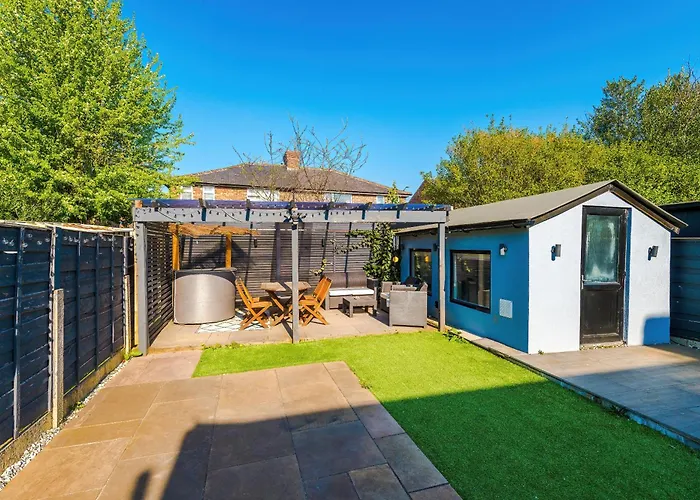 Stunning 3 Bedroom In Stretford, Game Room, Summer House, Smart Tv, Driveway * Manchester