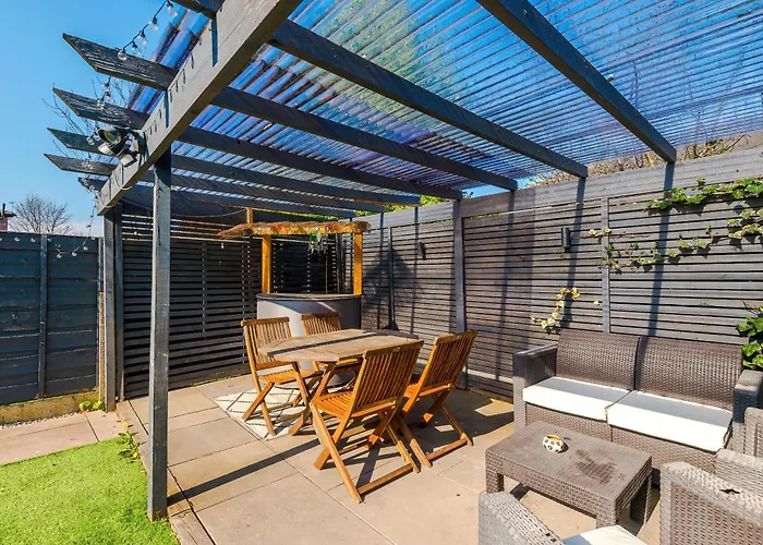 Stunning 3 Bedroom In Stretford, Game Room, Summer House, Smart Tv, Driveway Appartamento Manchester