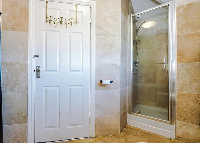 Stunning 3 Bedroom In Stretford, Game Room, Summer House, Smart Tv, Driveway Manchester