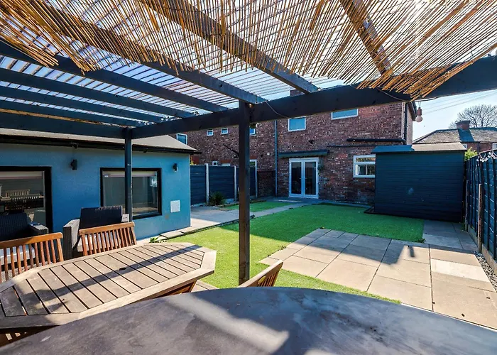 Stunning 3 Bedroom In Stretford, Game Room, Summer House, Smart Tv, Driveway * Manchester