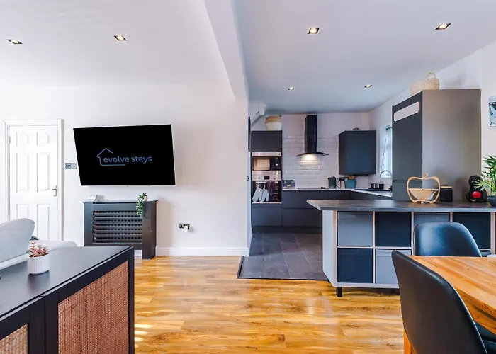 Stunning 3 Bedroom In Stretford, Game Room, Summer House, Smart Tv, Driveway Appartamento *