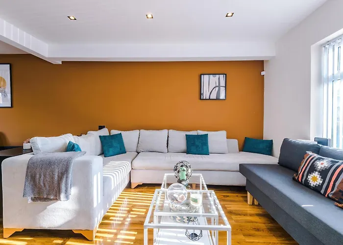 Stunning 3 Bedroom In Stretford, Game Room, Summer House, Smart Tv, Driveway *