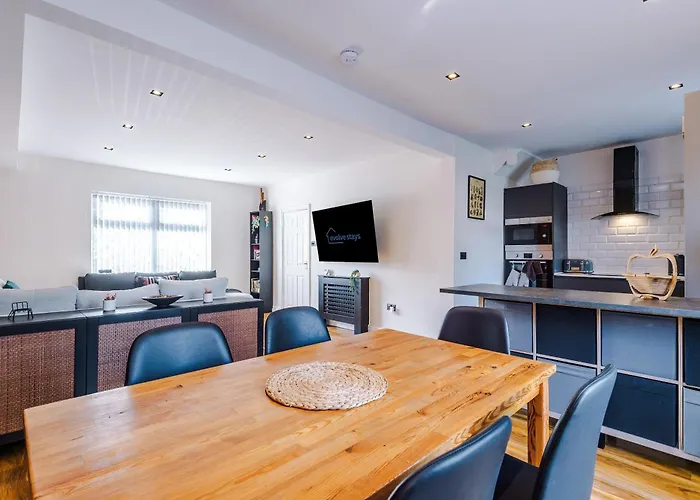 Stunning 3 Bedroom In Stretford, Game Room, Summer House, Smart Tv, Driveway