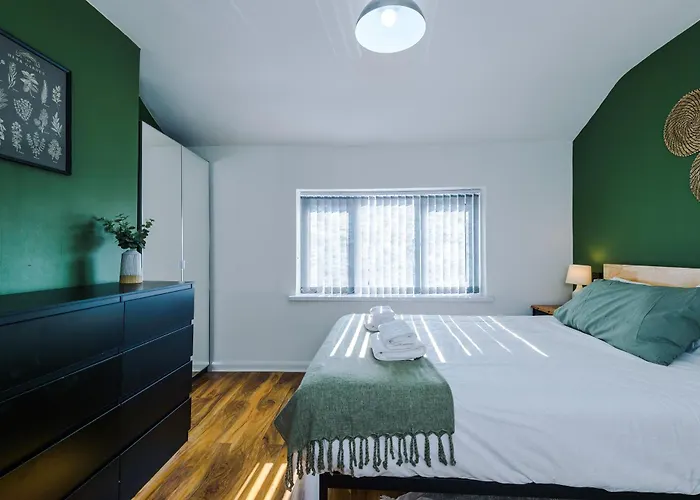 Stunning 3 Bedroom In Stretford, Game Room, Summer House, Smart Tv, Driveway Appartamento