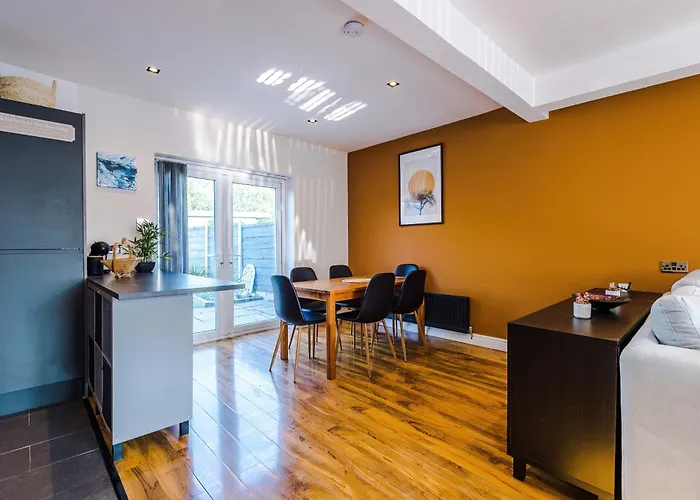 Stunning 3 Bedroom In Stretford, Game Room, Summer House, Smart Tv, Driveway Appartamento *