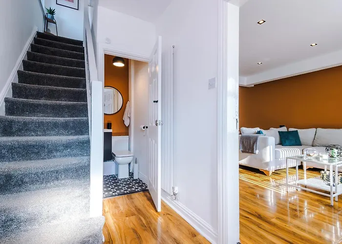 Stunning 3 Bedroom In Stretford, Game Room, Summer House, Smart Tv, Driveway Appartamento