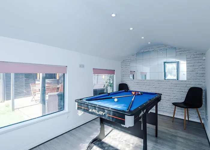 Stunning 3 Bedroom In Stretford, Game Room, Summer House, Smart Tv, Driveway *