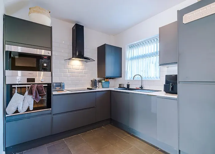 Stunning 3 Bedroom In Stretford, Game Room, Summer House, Smart Tv, Driveway Appartamento *