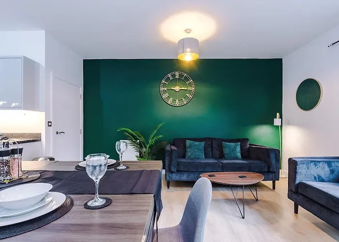 New, Luxe 2br, Manchester, Pool Table, Parking, Balcony, Ps4 Manchester