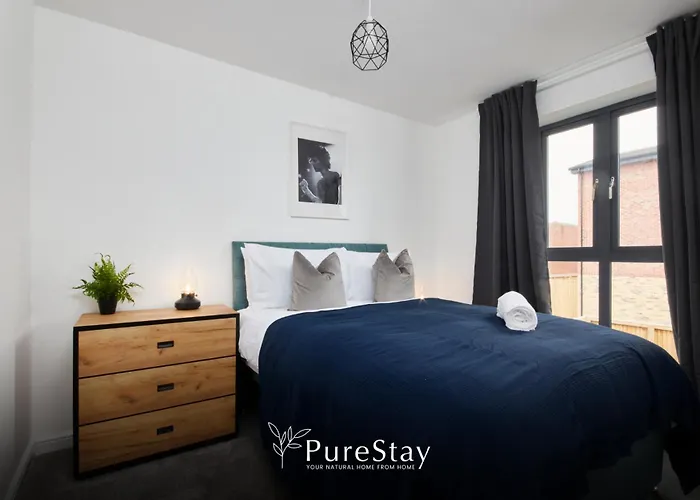 Luxury 5-bedroom House Sleeps 9 With Private Garden By Purestay *