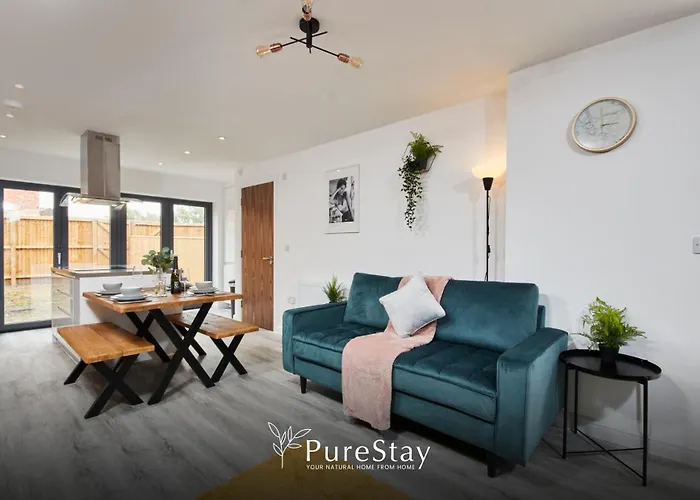 Luxury 5-bedroom House Sleeps 9 With Private Garden By Purestay *