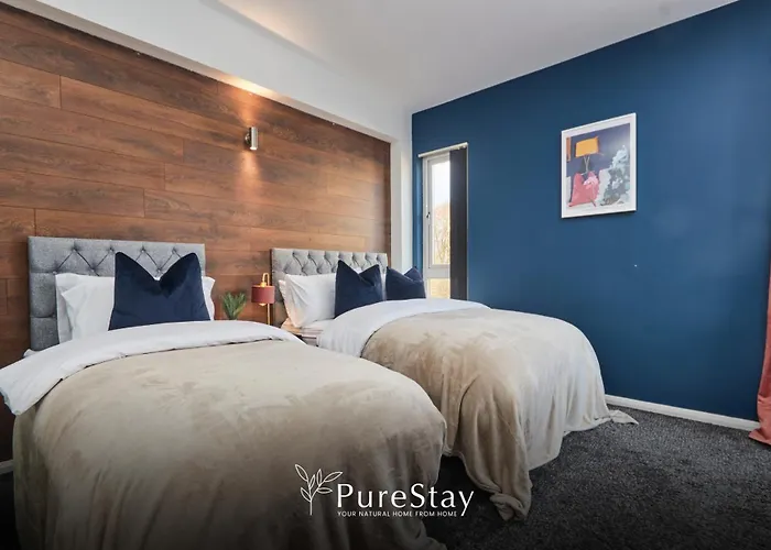 Fabulous House - 5 Beds Sleeps 8 - Free Parking - By Purestay