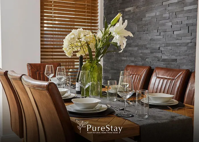 Fabulous House - 5 Beds Sleeps 8 - Free Parking - By Purestay 펜션