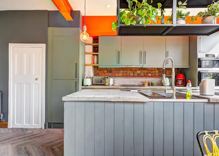 Stunning Garden By Levenshulme Station - Pass The Keys *