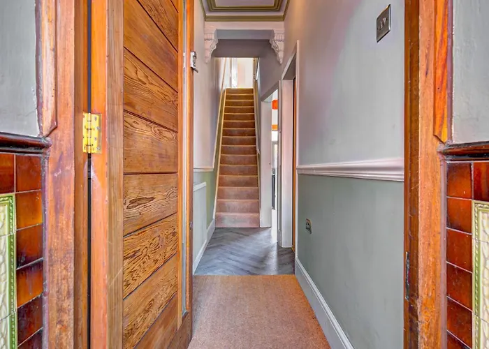 Stunning Garden By Levenshulme Station - Pass The Keys Manchester