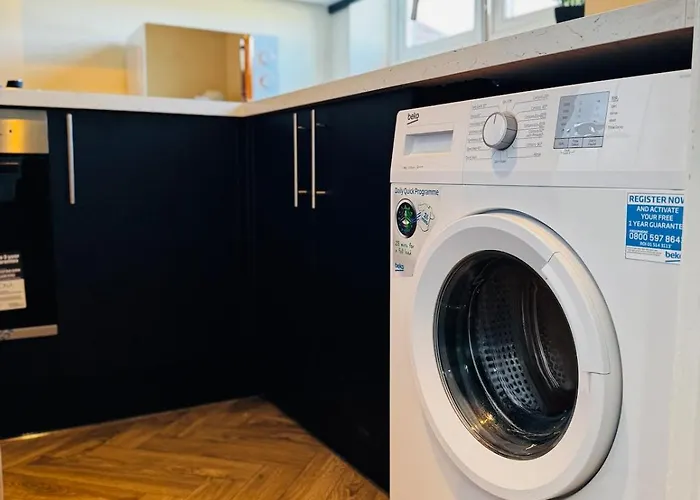 Dom wakacyjny Hub - 2br With Free Parking, Near Airport & Attractions