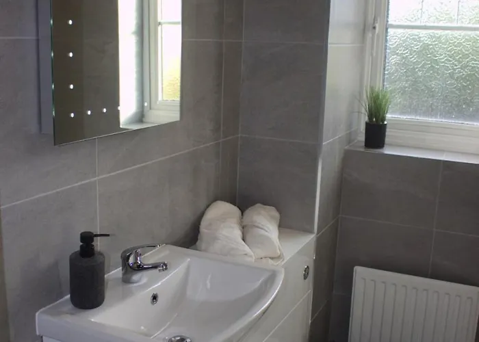 Hub - 2br With Free Parking, Near Airport & Attractions *