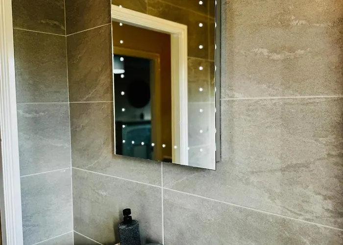 Hub - 2br With Free Parking, Near Airport & Attractions *