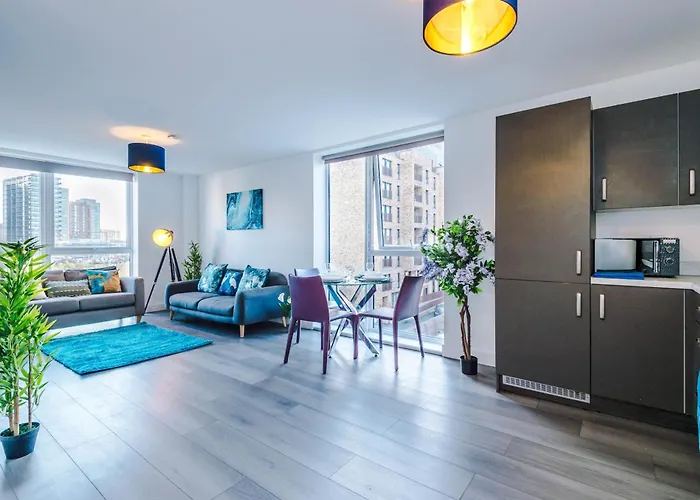 Lux Livin' - Luxury 5 Bed Centre